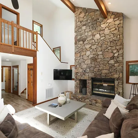 Luxury Mountaintop Family Retreat